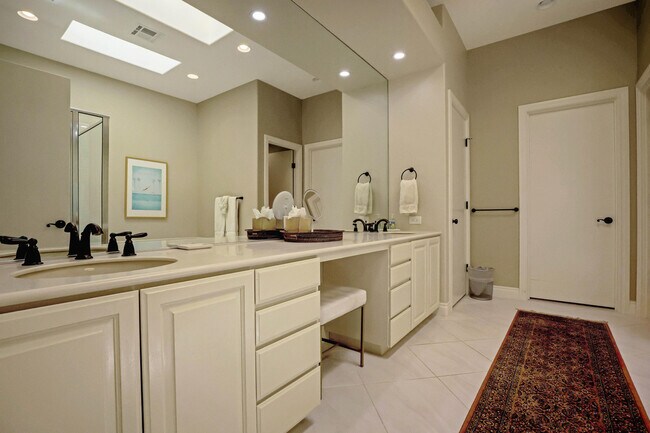 Building Photo - 425 Desert Holly Dr