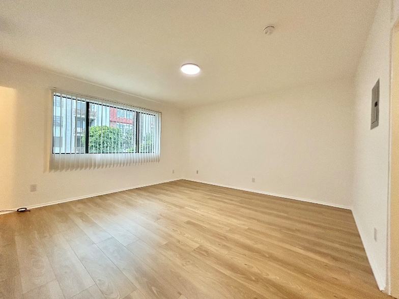 Building Photo - 2038 S Bentley Ave