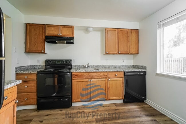 Building Photo - 2452 SE 9th Ct