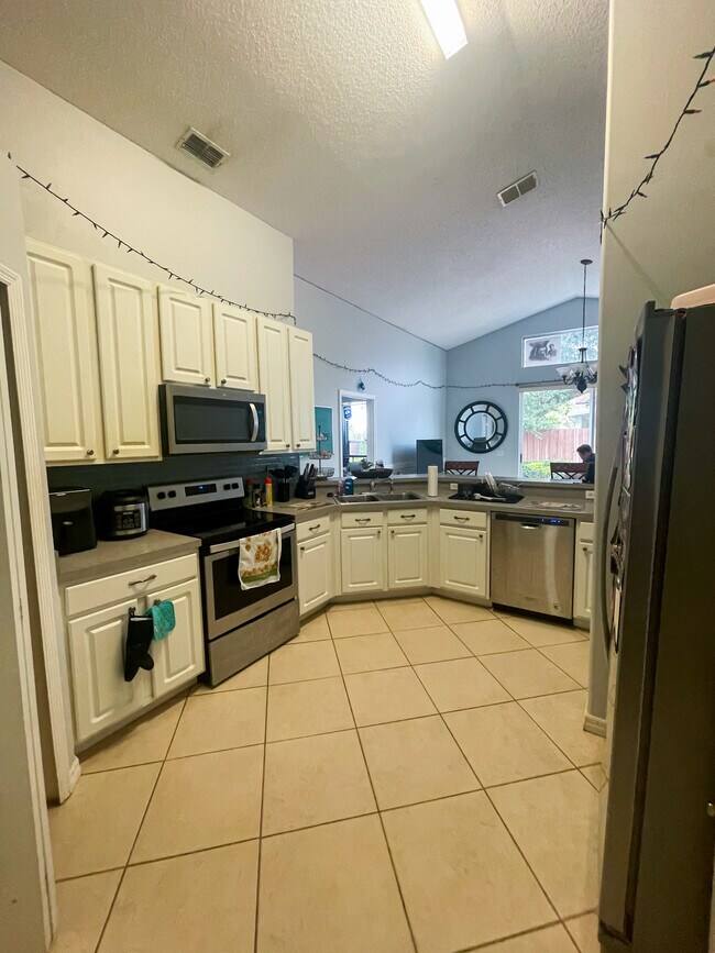 Building Photo - 4119 Forest Island Dr