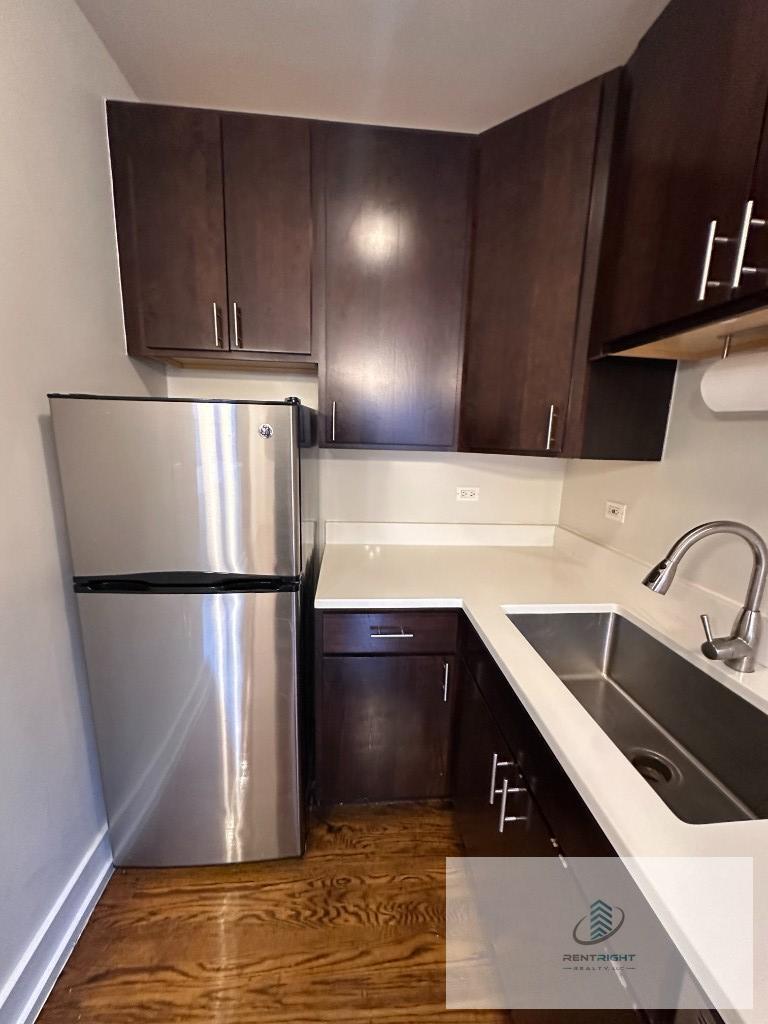 Building Photo - 1712 W Albion Ave