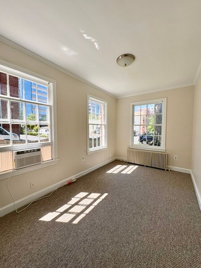 Building Photo - 4534 Avondale St