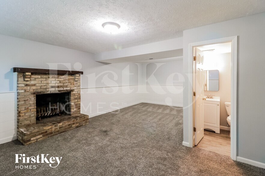 Building Photo - 5571 Creekwood Cir