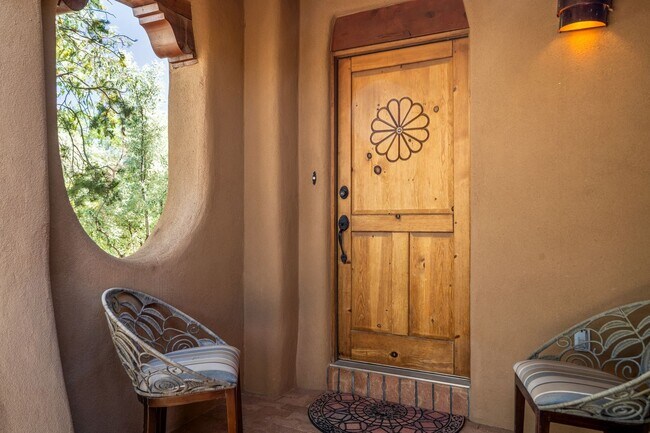 Building Photo - Northside Santa Fe Home