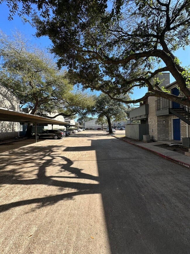 Building Photo - 9797 Leawood Blvd