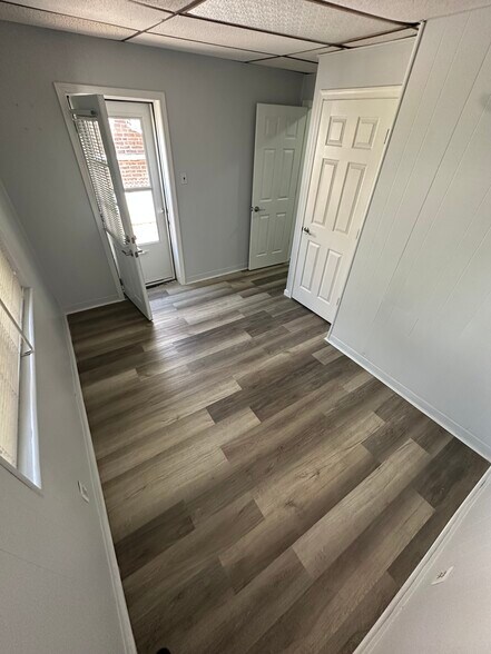 Back Bedroom - 2552 E Clearfield St