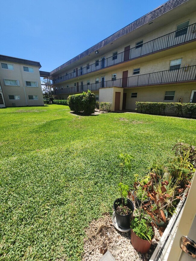 Building Photo - 705 Lori Dr