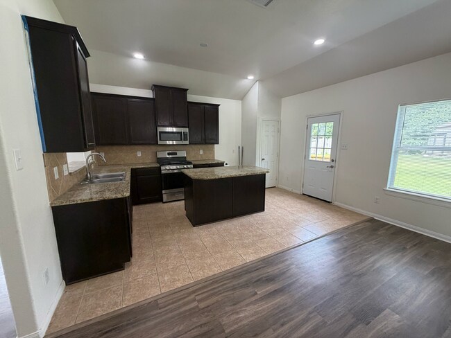 Building Photo - Greyfield