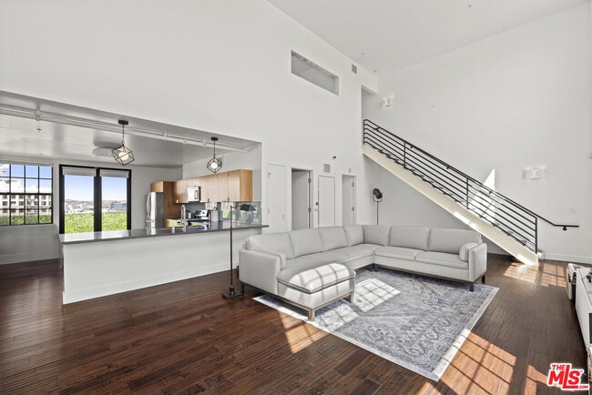 Building Photo - 746 S Los Angeles St