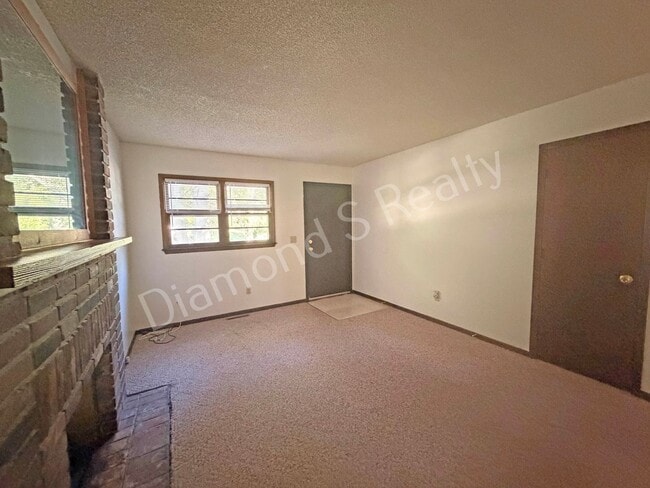 Building Photo - Charming 3 Bedroom Unit Available!