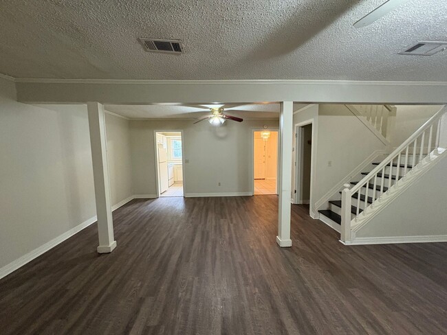 Building Photo - 3 Bed/2.5 Bath in Brookwood Subdivision