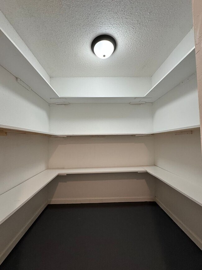 Building Photo - Rent to Own this beautiful 4 Bedroom 2 Ful...