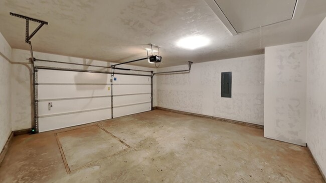 Building Photo - Beautiful Brand New 4 Bedroom Home in Mustang Schools