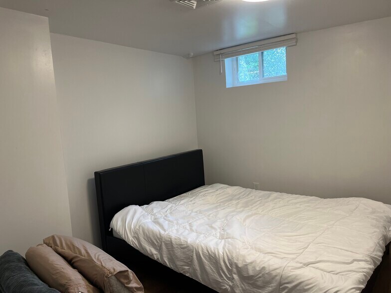 6th room with walk-in closet - 17 Hardwick St