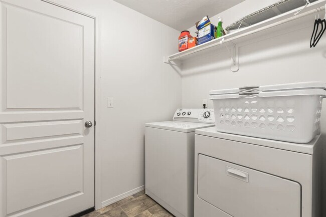 Building Photo - 216 Cliff Swallow Ave