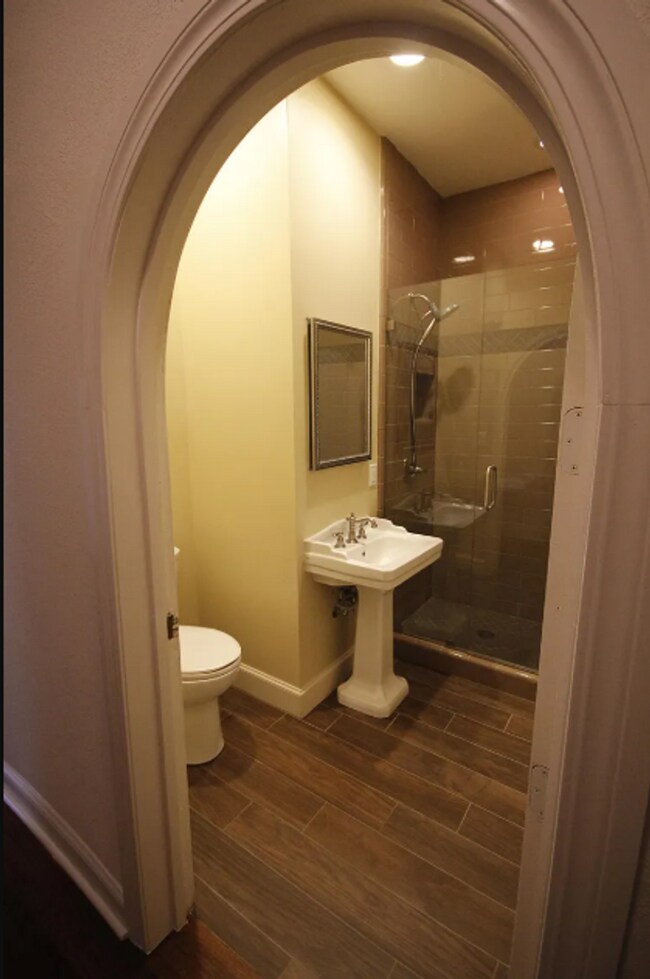 Building Photo - 3 Bed | 2 Bath in Midtown!