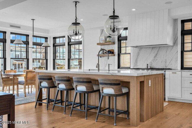 Building Photo - 802 1st Ave