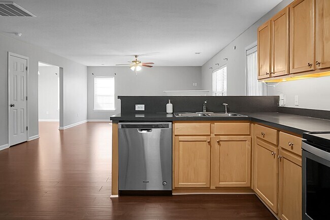 Building Photo - Spacious 2 Story, 4 BR, 2.5 BA, 2 Car Gara...