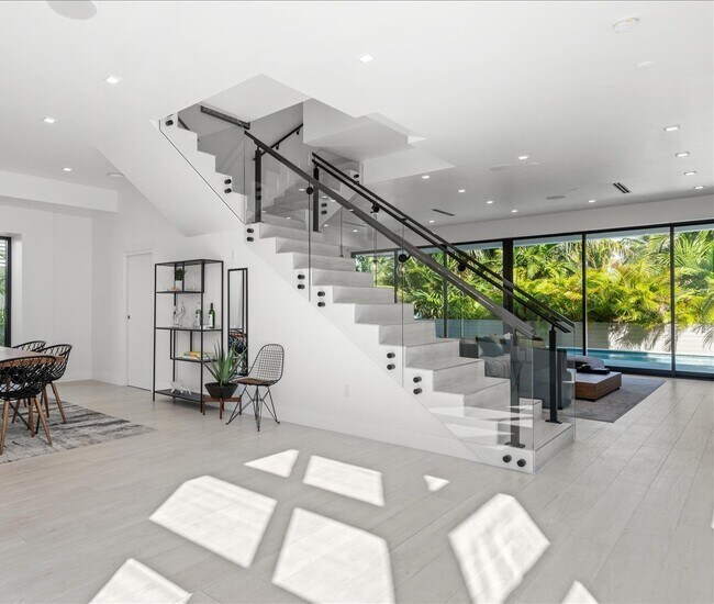 Building Photo - 1311 Bay Dr