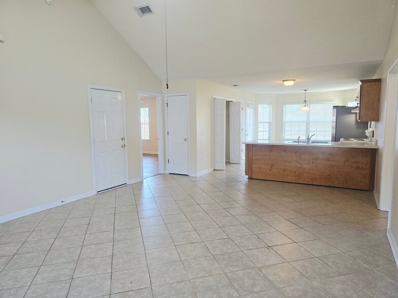 Building Photo - 111 Quarterhorse Dr