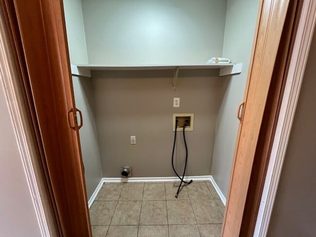 Building Photo - Renovated 3 Bedroom 2 Bath Home with 1 Car Garage!