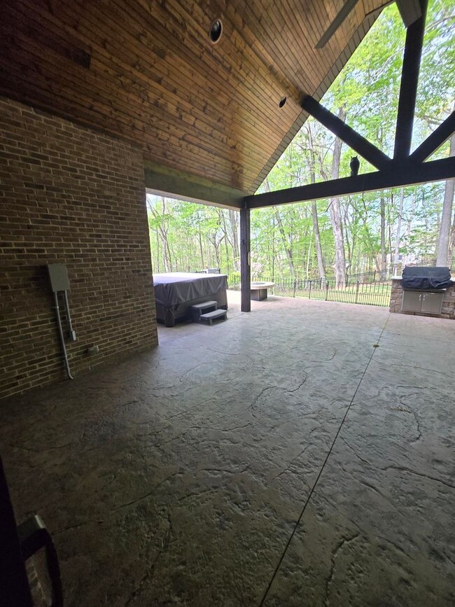 Building Photo - Luxury 4-Bedroom Home with Outdoor Oasis i...