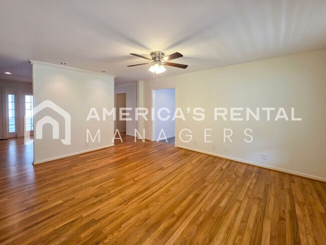 Building Photo - Newly Renovated and Ready for Move In!