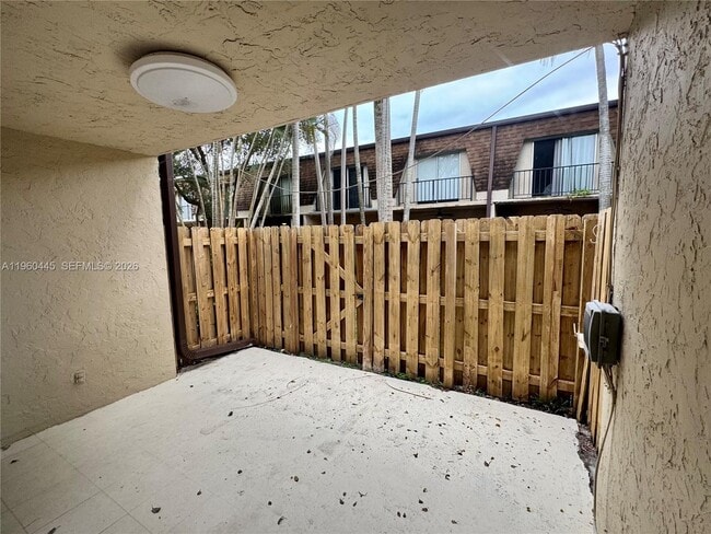 Building Photo - 15385 S Dixie Hwy