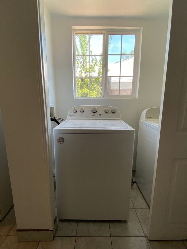 Building Photo - Nice 3 bedroom 1 bath with office Walking ...