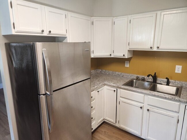 Building Photo - 604 Broad St