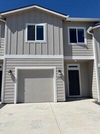Building Photo - Brand New Townhome!