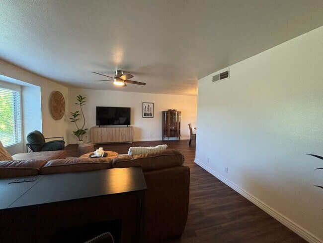 Building Photo - Discover comfortable seasonal living in Mesa, AZ with this well-appointed furnished & updated 2-b...