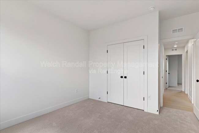 Building Photo - 837 E 3rd N