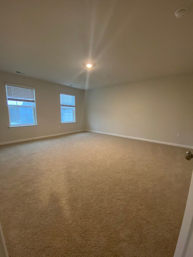 Building Photo - Brand new 4 bedroom, 2.5 bathroom Single F...