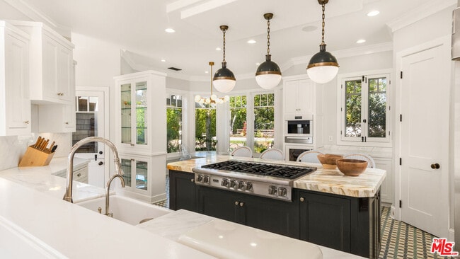 Building Photo - 6815 Dume Dr