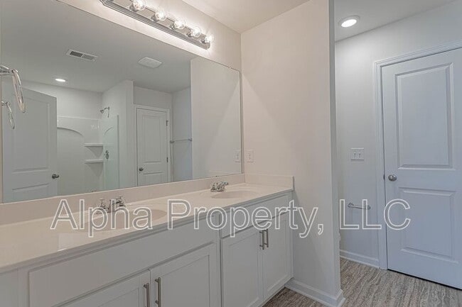 Building Photo - 30 Moorlyn Ln