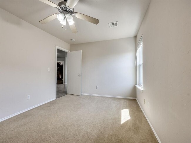 Building Photo - 609 E Linden Ln