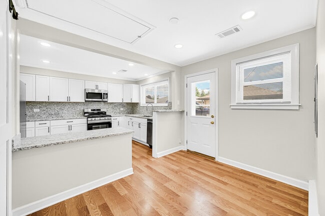Building Photo - 1047 W Villa Dr