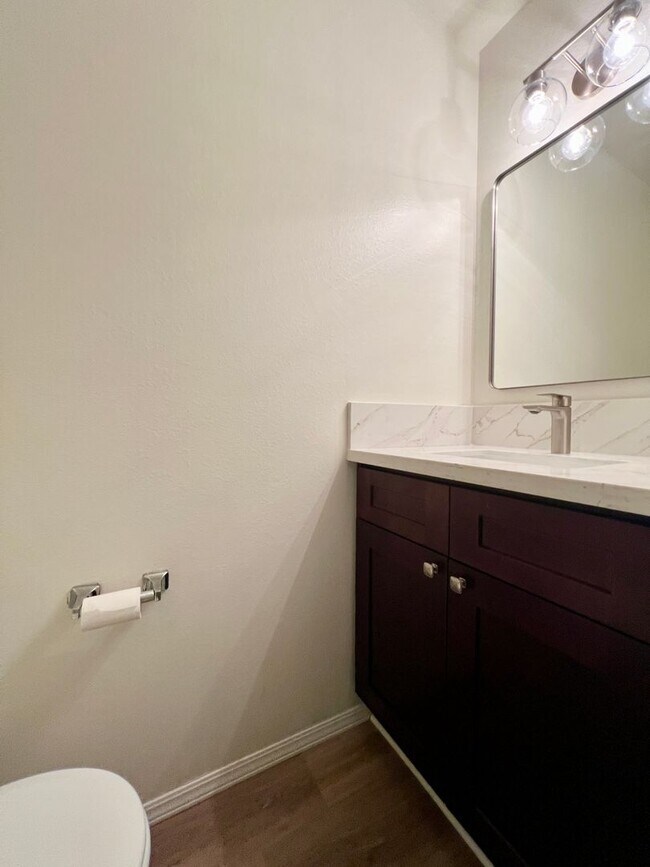 Building Photo - Beautiful Two Story 2Bd 1.5Ba Townhouse Ne...