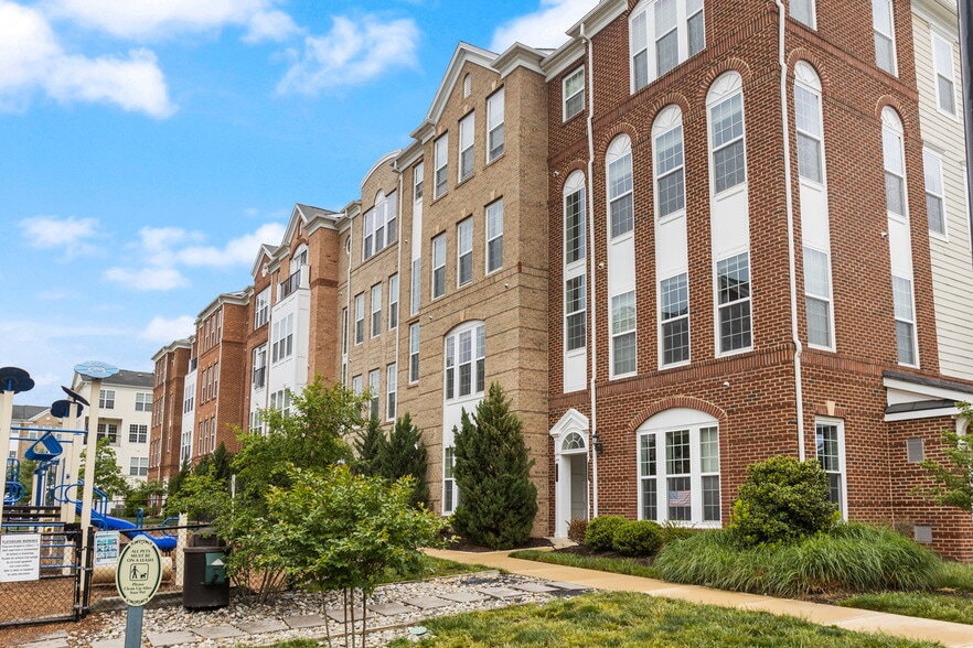 Building Photo - 20657 Sibbald Sq