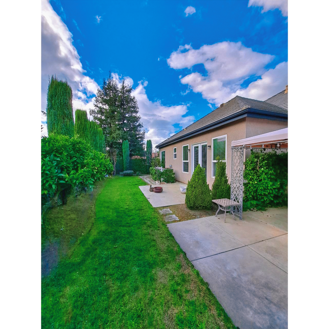 Building Photo - Custom Clovis Residence in Gated Community | Spacious Layout & 3-Car Garage!