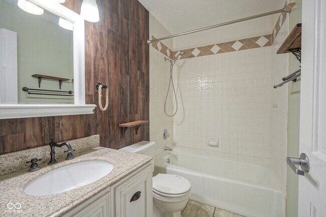 Building Photo - 858 Cedar Wood