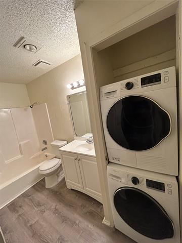 Building Photo - 9696 Walnut St