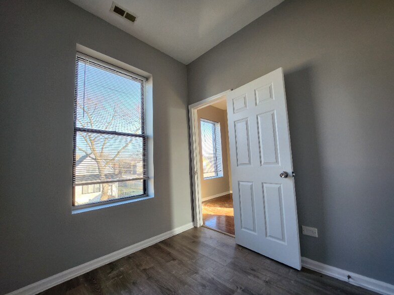 Building Photo - 7314 S Kenwood Ave