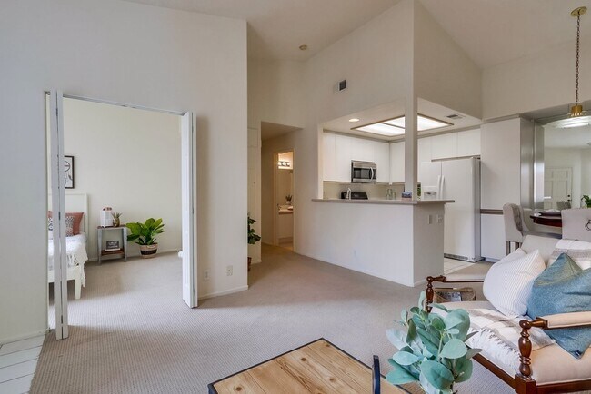 Building Photo - Beautiful Aliso Viejo Condo in the Seagate Colony-2/2