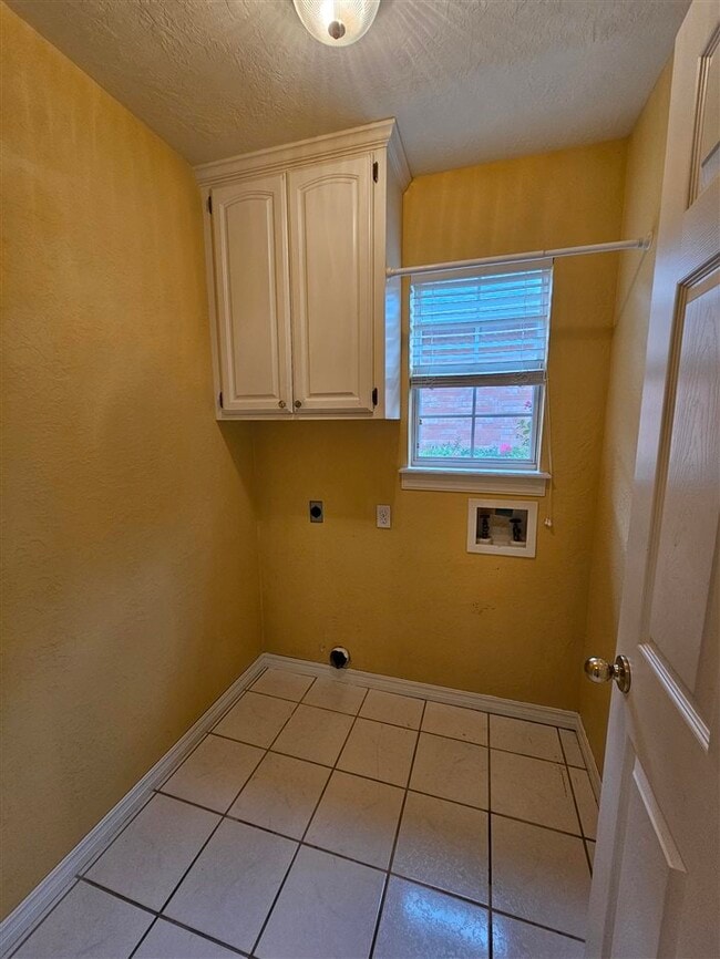 Building Photo - 6605 NW Willow Tree Cir