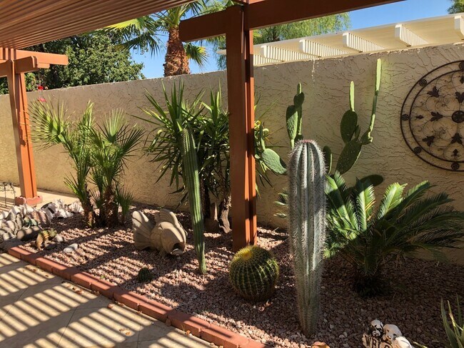 Building Photo - Lovely Home Steps Away From All the Amenities in Leisure World, in 45+ Active Adult Community Ava...