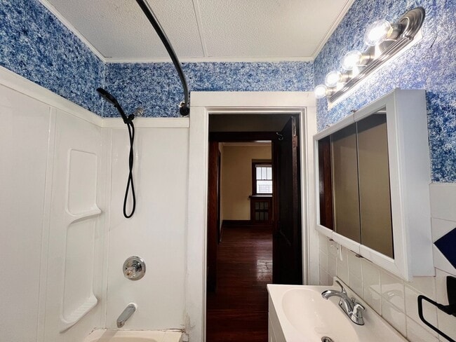 Building Photo - 3 Bedroom House