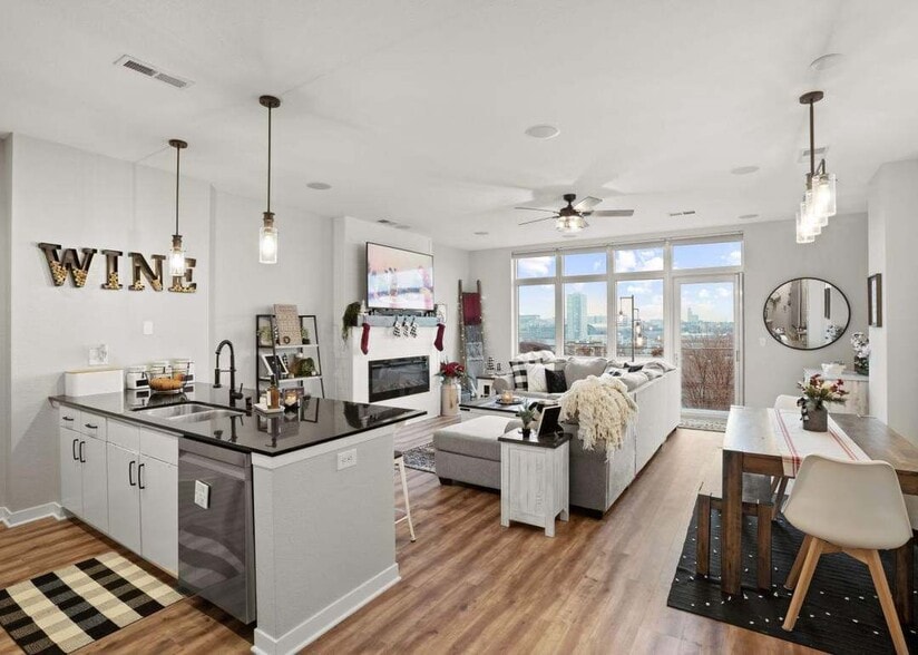 Building Photo - 601 E Ogden Ave