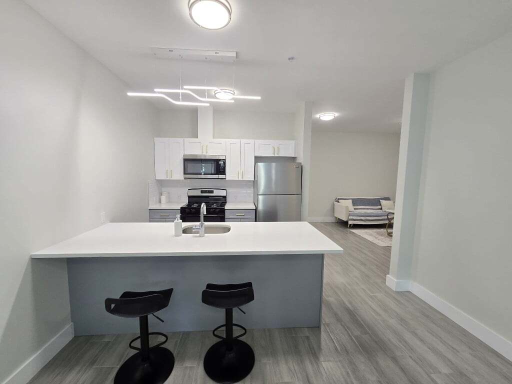 Building Photo - 130 Ellis Ave